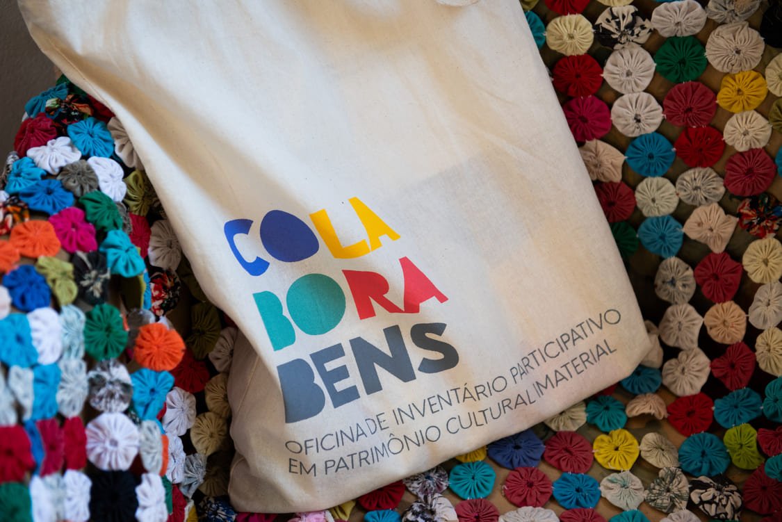 Bolsa do COLABORABENS sobre trabalho artesanal colorido