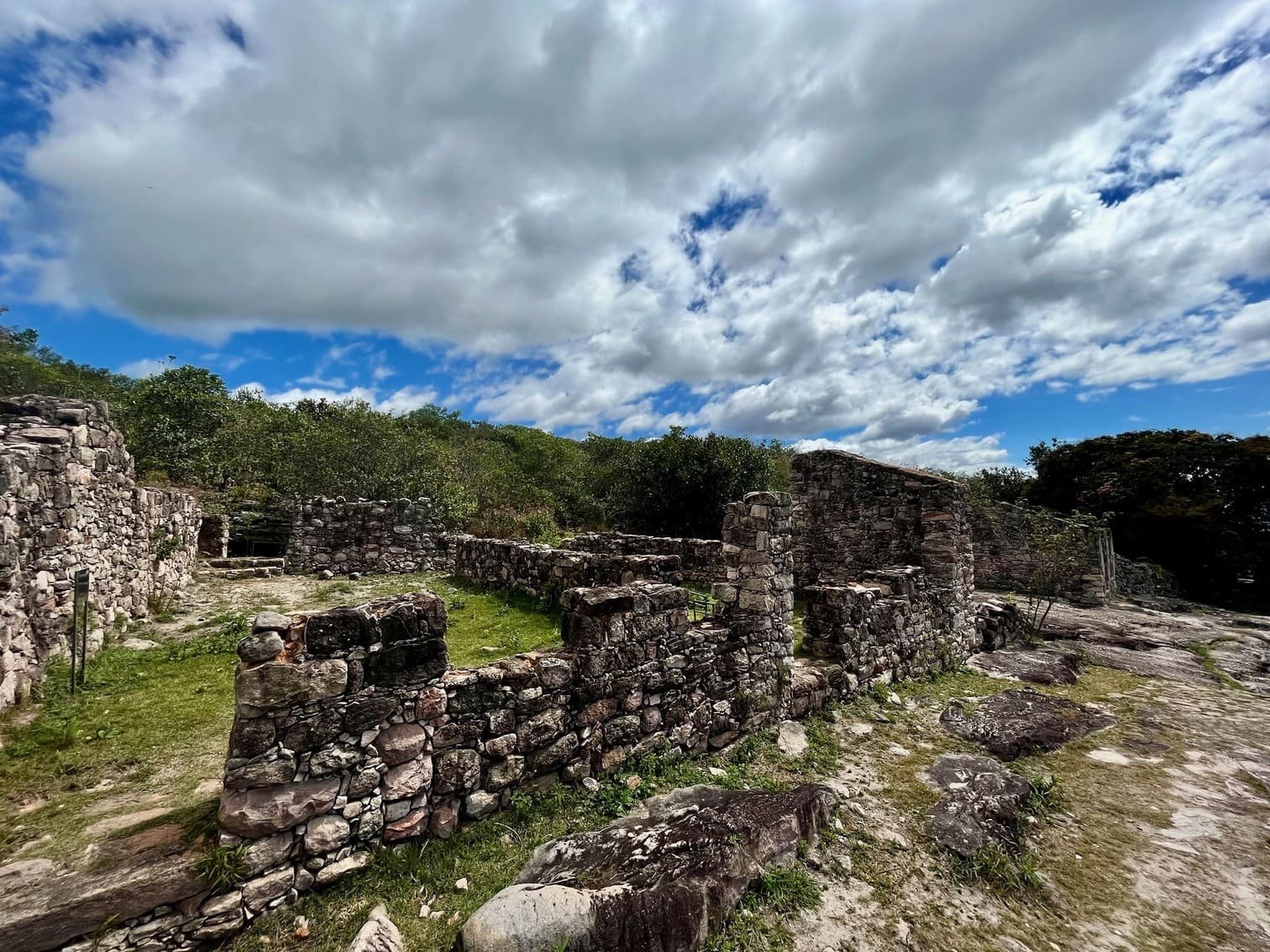 Ruínas de pedra em Igatu, na Chapada Diamantina