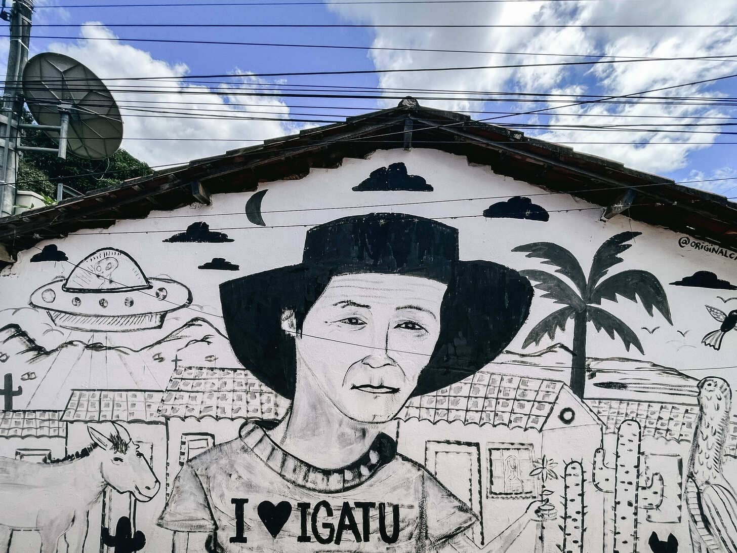 Mural em preto e branco com retrato e a frase Eu amo Igatu