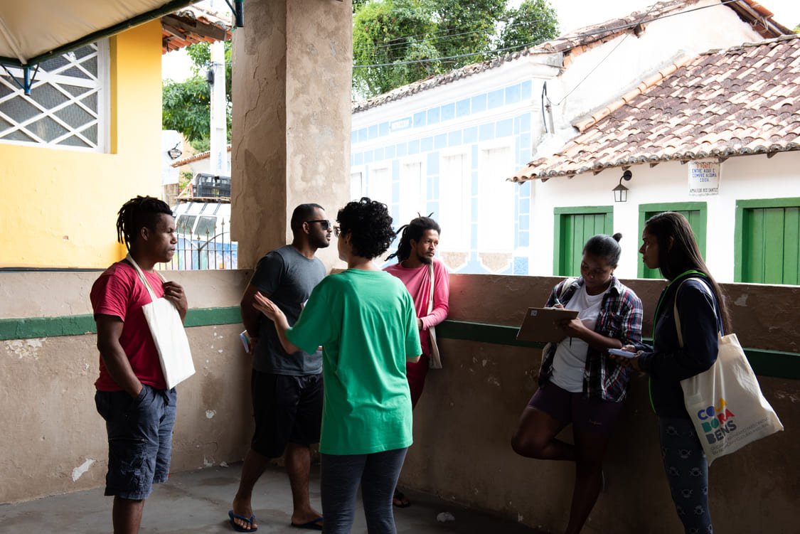 Participantes registrando referências culturais durante o trabalho de campo