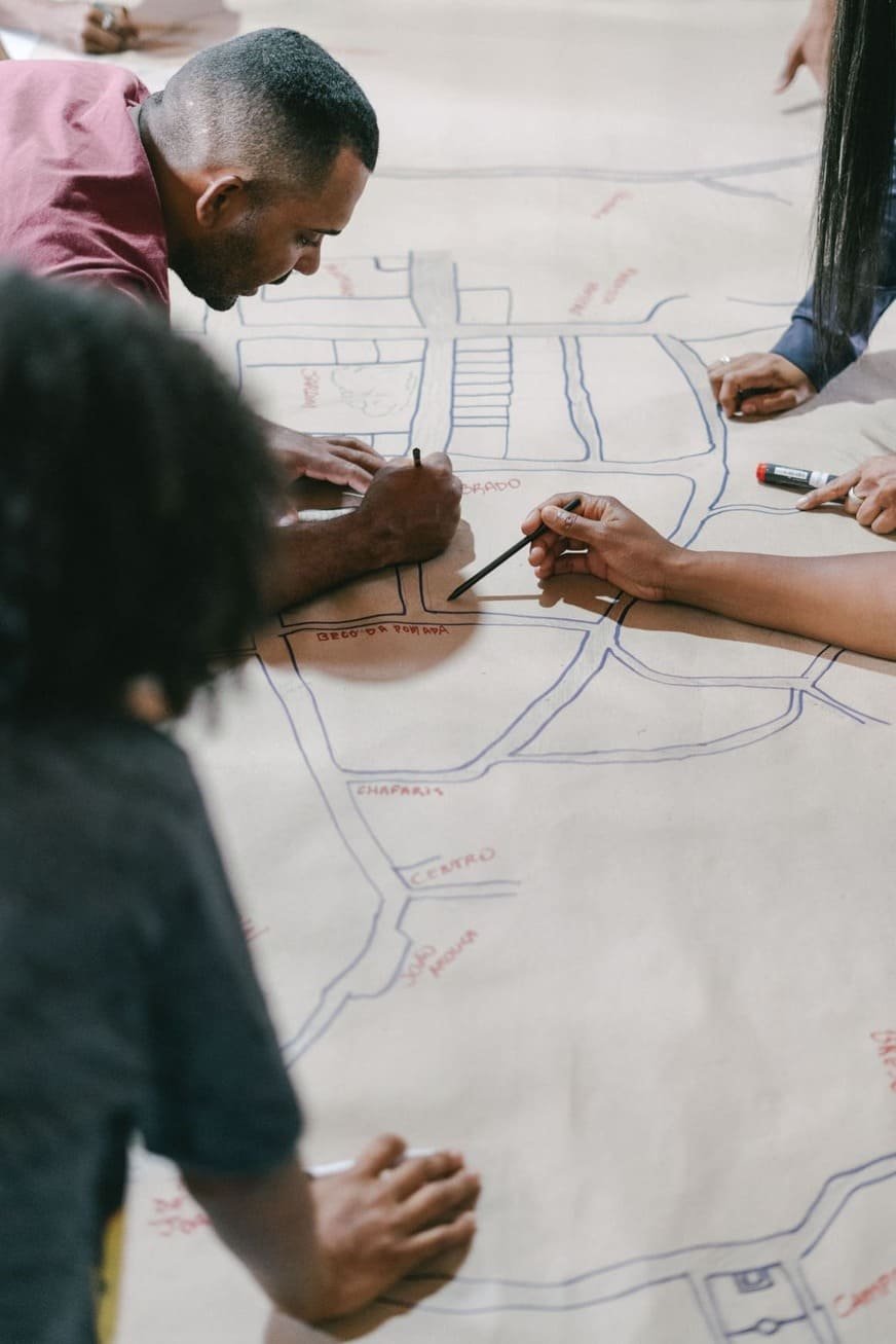 Participantes desenhando uma cartografia social durante oficina do COLABORABENS